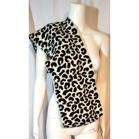 100% Acrylic Black & White Print Infinity Loop Scarf - Picture 3 of 5